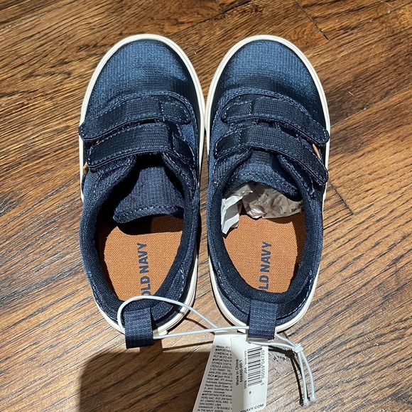 NWT Toddler 9 Sneakers - Picture 2 of 3